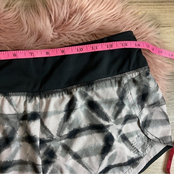 New Balance Black Athletic Short Size S - Picture 8 of 8